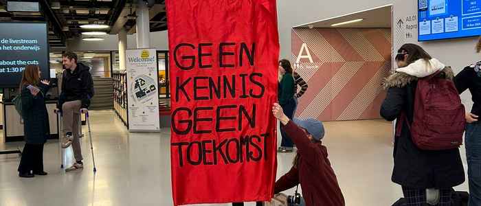 Een protestbord met de tekst: 'Geen kennis geen toekomst' op de Roeterseilandcampus