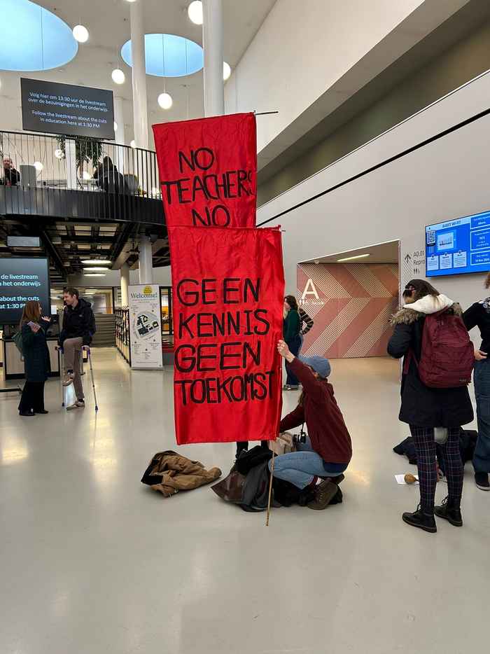 Een protestbord met de tekst: 'Geen kennis geen toekomst' op de Roeterseilandcampus